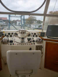 Bridge control panel.jpg (89984 bytes)