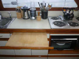 Galley pull out cutting board.jpg (138868 bytes)