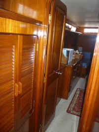 Hall outside Mid Ship State rm looking at Master State rm.jpg (114204 bytes)