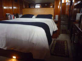 Master_State_em_walk_around_Queen_bed_from_Starboard_Stern.jpg (133212 bytes)