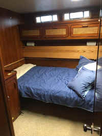 Mid Ship State rm Den bed from door.jpg (108890 bytes)