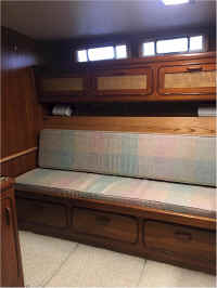 Mid Ship State rm Den sofa.jpg (176503 bytes)