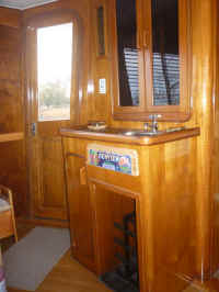 Salon looking at wet bar and Port wing door.jpg (109615 bytes)